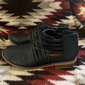 Size 7 rocket dog booties